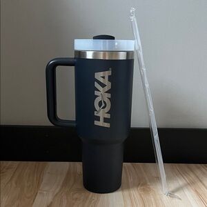 NWOT Hoka Black Insulated 40 oz Tumbler w/unopened plastic straw
